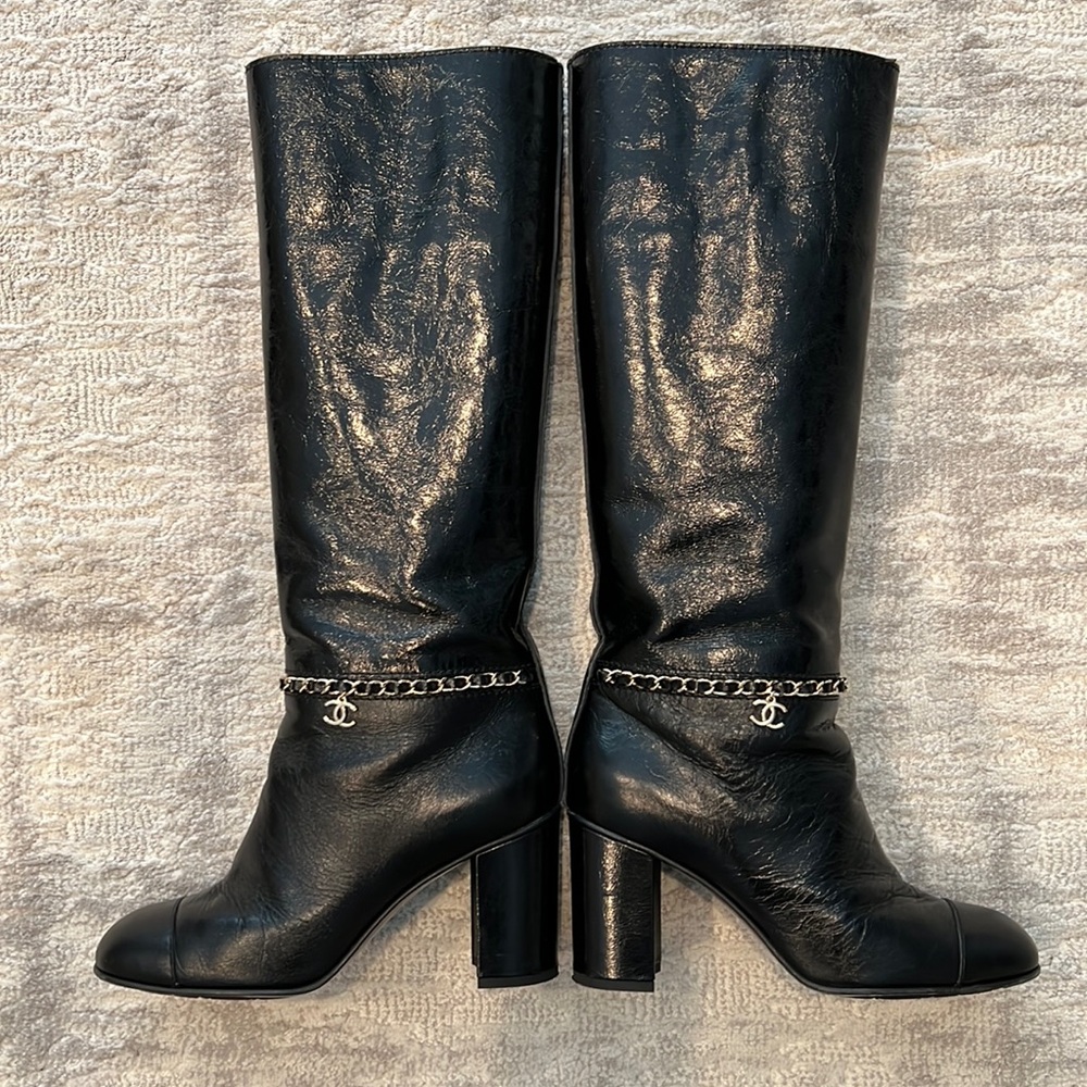 Chanel blk high boots shiny leather gold chain